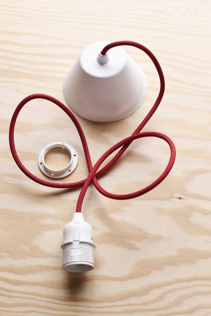 Vinröd textilsladd till tak