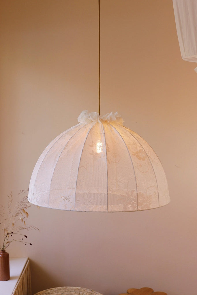 Stor taklampa i vit spets 60 cm