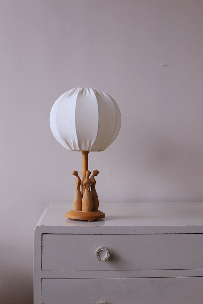 bordslampa i trä med lampskärm